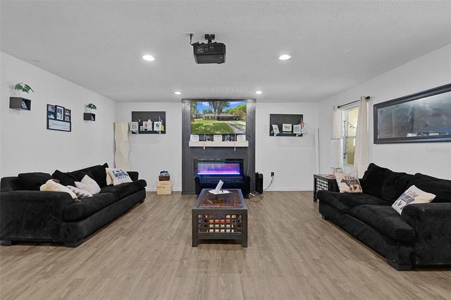 1124 E GRANT AVENUE, Mount Dora, FL 32757