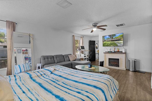1124 E GRANT AVENUE, Mount Dora, FL 32757