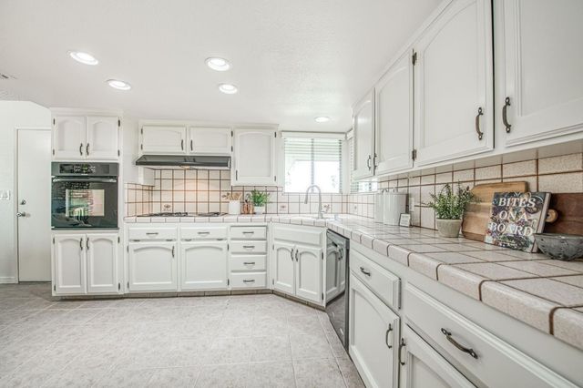 2153 Jenni Avenue, Sanger, CA 93657
