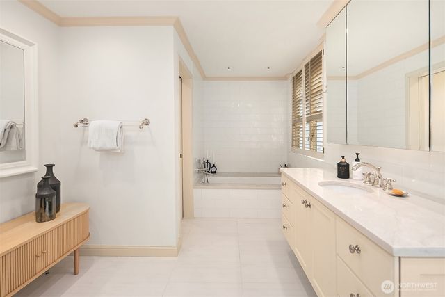 453 McGilvra Boulevard E, Seattle, WA 98112