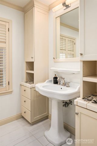 453 McGilvra Boulevard E, Seattle, WA 98112