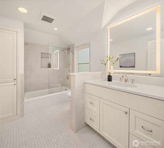 453 McGilvra Boulevard E, Seattle, WA 98112