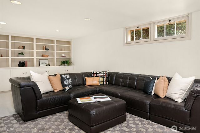 453 McGilvra Boulevard E, Seattle, WA 98112