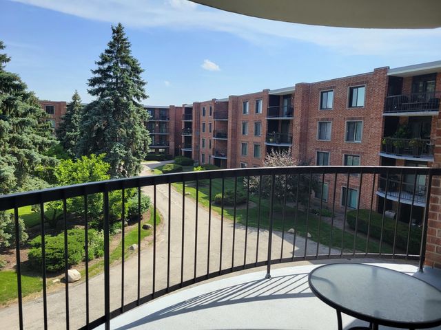 1505 E Central Road 312B, Arlington Heights, IL 60005