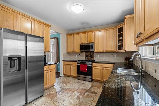 25833 Cove Creek Drive, Taylor, MI 48180