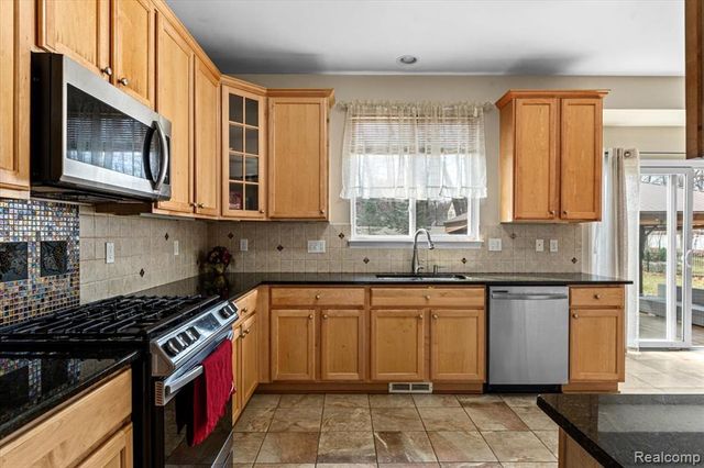 25833 Cove Creek Drive, Taylor, MI 48180