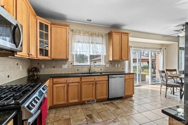 25833 Cove Creek Drive, Taylor, MI 48180