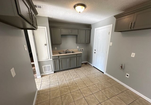 4503 BEACON HILL DR, Memphis, TN 38127