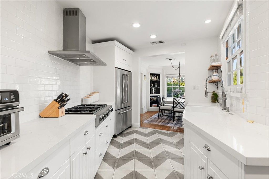 Image 7 of property listing at 5306 Norwich Avenue, Sherman Oaks, CA 91411