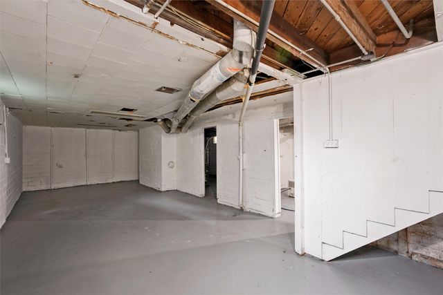 2207 Beaver Avenue, Des Moines, IA 50310