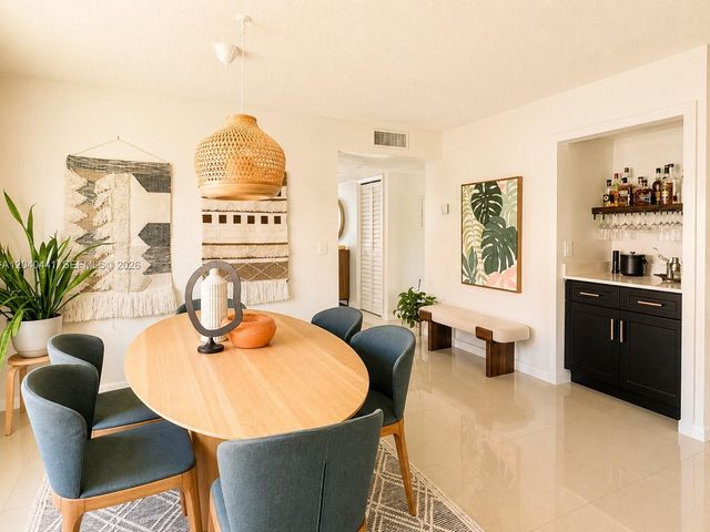 305 Lakeview Drive 204, Weston, FL 33326