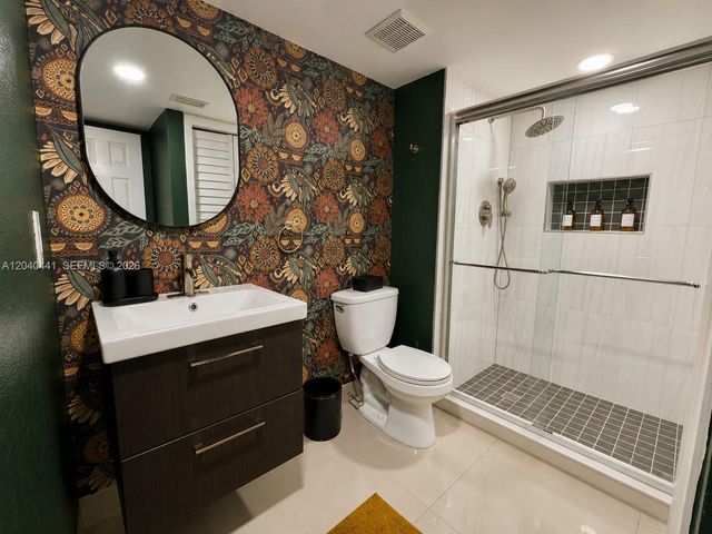 305 Lakeview Drive 204, Weston, FL 33326