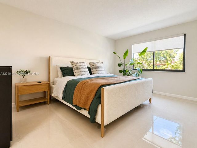 305 Lakeview Drive 204, Weston, FL 33326
