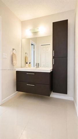 305 Lakeview Drive 204, Weston, FL 33326