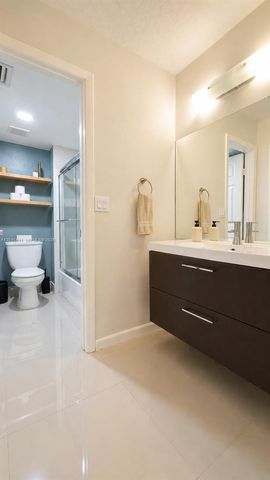 305 Lakeview Drive 204, Weston, FL 33326