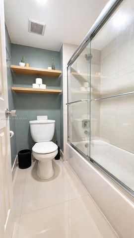 305 Lakeview Drive 204, Weston, FL 33326