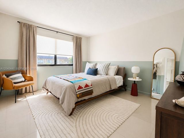 305 Lakeview Drive 204, Weston, FL 33326