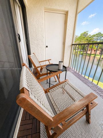 305 Lakeview Drive 204, Weston, FL 33326