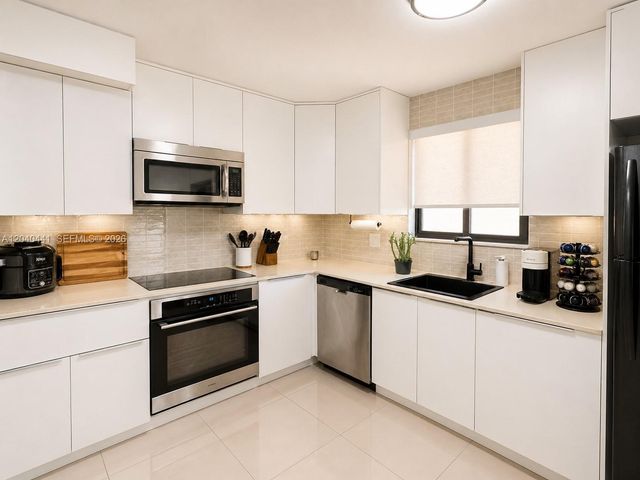 305 Lakeview Drive 204, Weston, FL 33326