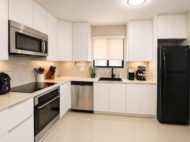 305 Lakeview Drive 204, Weston, FL 33326