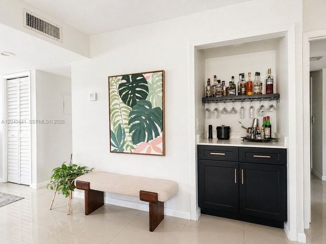 305 Lakeview Drive 204, Weston, FL 33326