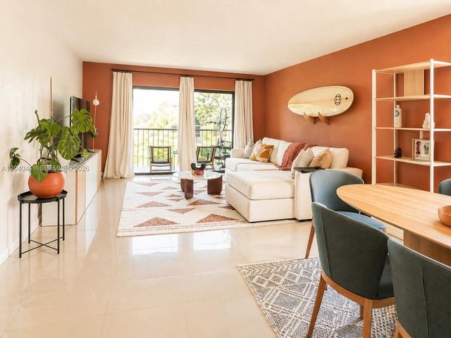 305 Lakeview Drive 204, Weston, FL 33326