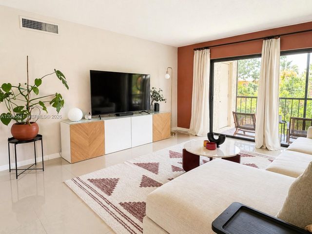 305 Lakeview Drive 204, Weston, FL 33326