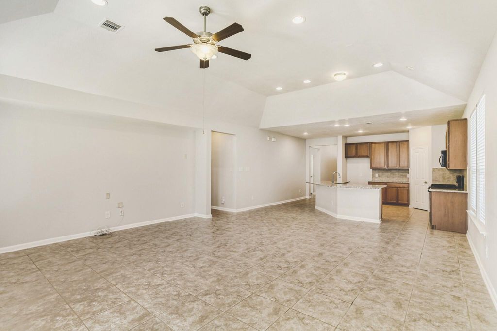 Image 11 of property listing at 15202 Sunlight Bay Court, Cypress, TX 77429