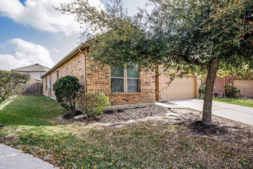 Image 3 of property listing at 15202 Sunlight Bay Court, Cypress, TX 77429