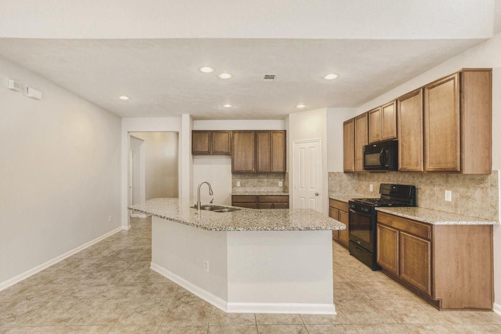 Image 8 of property listing at 15202 Sunlight Bay Court, Cypress, TX 77429