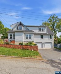 31 Knoble Place, Hawthorne, NJ 07506