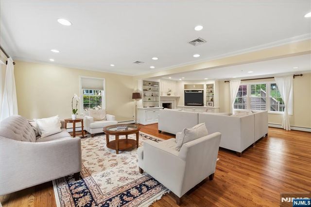 694 Blauvelt Drive, Oradell, NJ 07649