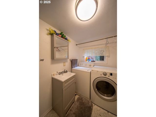 1900 ROWE St, Reedsport, OR 97467