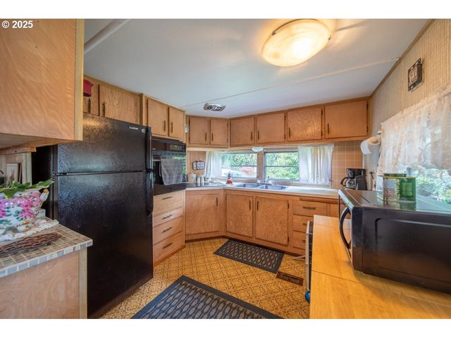 1900 ROWE St, Reedsport, OR 97467