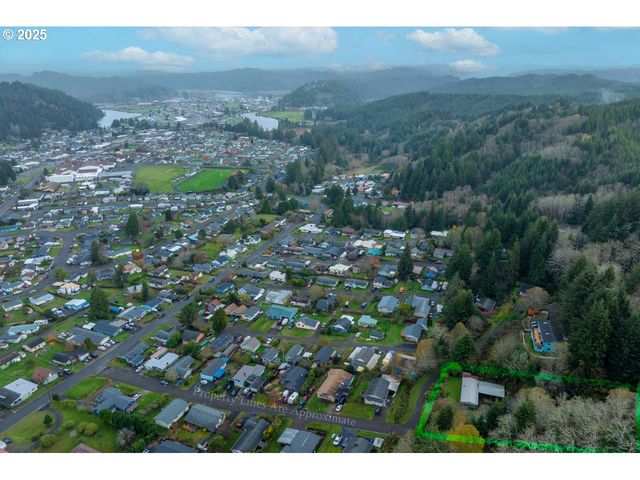 1900 ROWE St, Reedsport, OR 97467