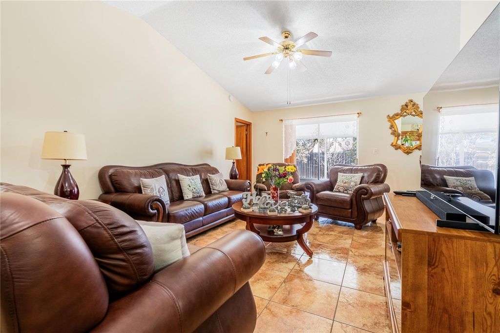 Image 7 of property listing at 4847 REGINALD ROAD, Orlando, FL 32829