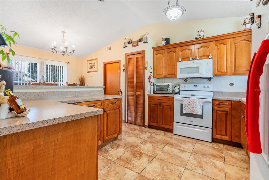 Image 9 of property listing at 4847 REGINALD ROAD, Orlando, FL 32829