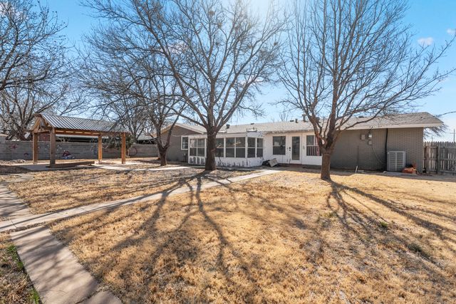 1201 8th Street, Shallowater, TX 79363