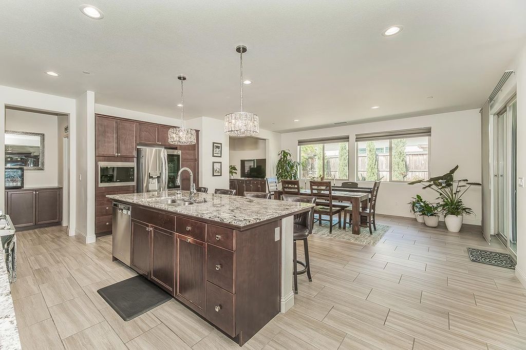 Image 12 of property listing at 877 Treasure Hills Drive, Madera, CA 93636