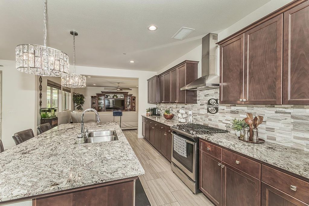 Image 13 of property listing at 877 Treasure Hills Drive, Madera, CA 93636