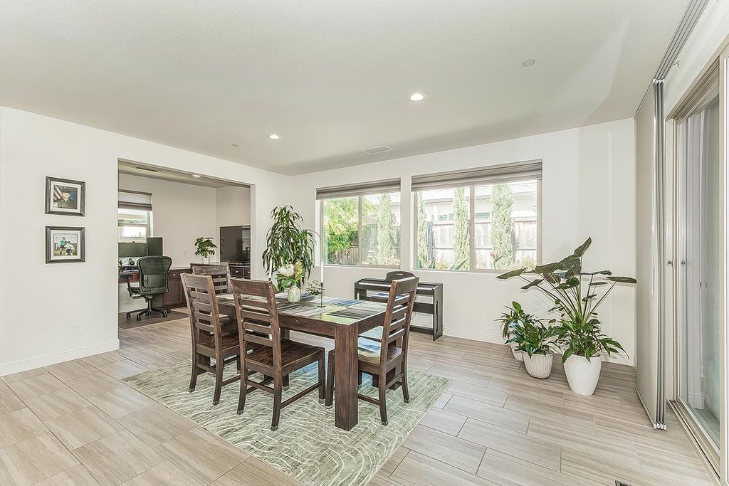 Image 15 of property listing at 877 Treasure Hills Drive, Madera, CA 93636