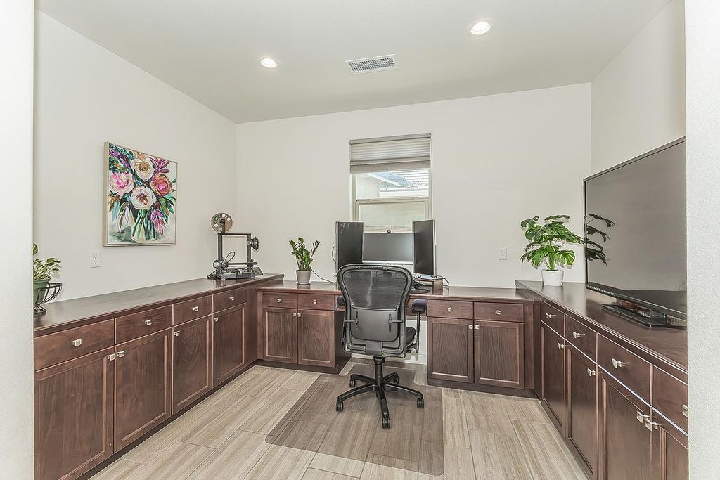 Image 20 of property listing at 877 Treasure Hills Drive, Madera, CA 93636