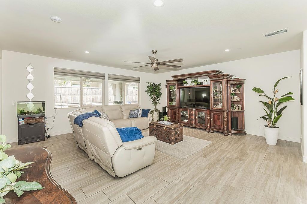 Image 7 of property listing at 877 Treasure Hills Drive, Madera, CA 93636