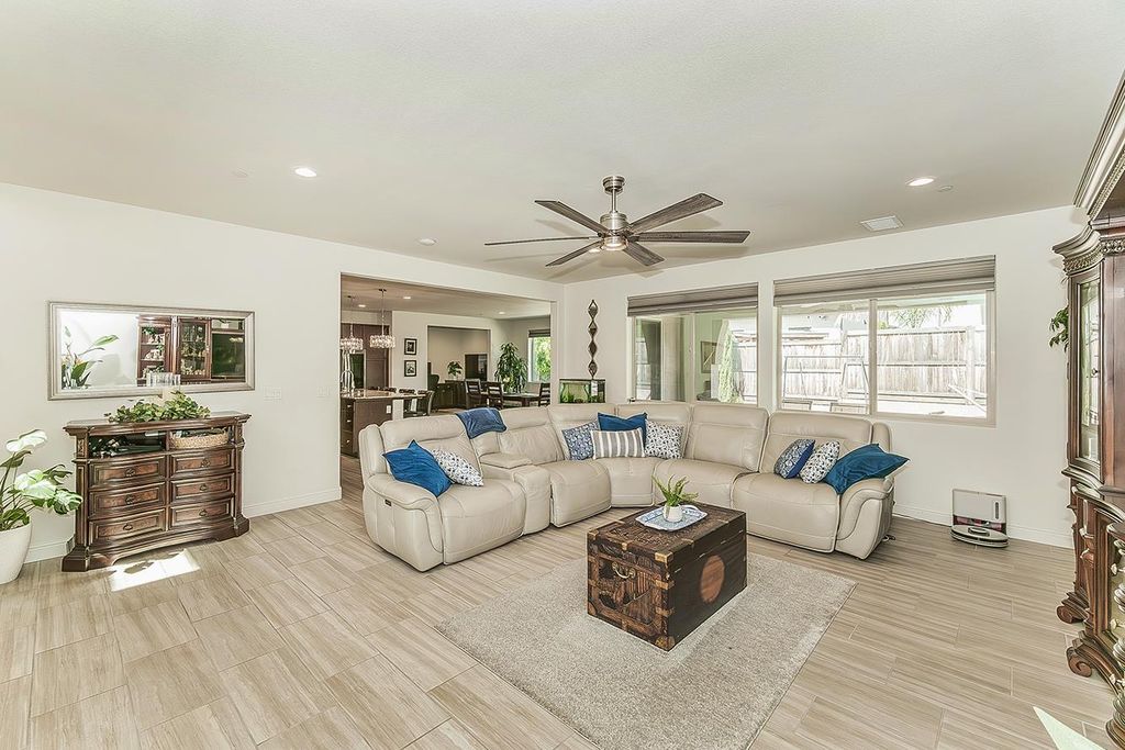 Image 8 of property listing at 877 Treasure Hills Drive, Madera, CA 93636