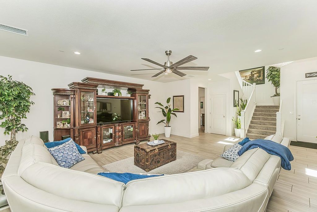 Image 9 of property listing at 877 Treasure Hills Drive, Madera, CA 93636