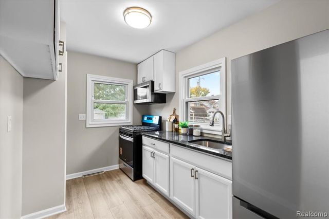 1533 College Avenue, Lincoln Park, MI 48146