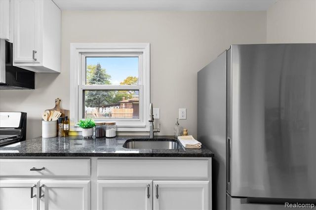 1533 College Avenue, Lincoln Park, MI 48146