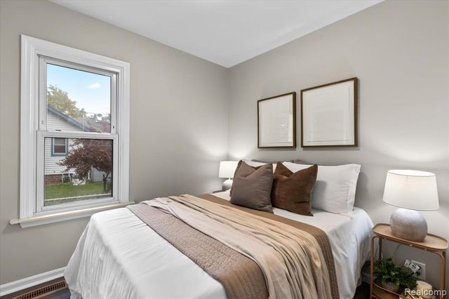 1533 College Avenue, Lincoln Park, MI 48146