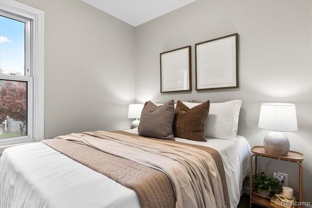 1533 College Avenue, Lincoln Park, MI 48146