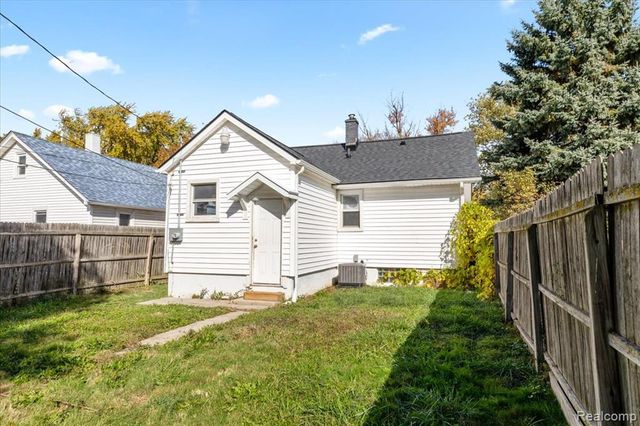 1533 College Avenue, Lincoln Park, MI 48146